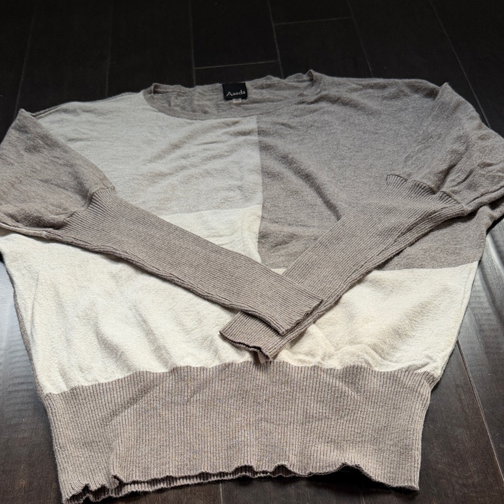 Aaeda Women’s Two-Tone Gray and Cream Crewneck Sweater